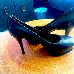 Vera Wang Lavendar brand - ZOEY - Black Leather Platform Pumps 9M   - NWOT